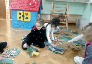 Dziewczynki spieszyły się z układaniem puzzli, mając nadzieję, że uda się im prześcignąć grupę chłopców.